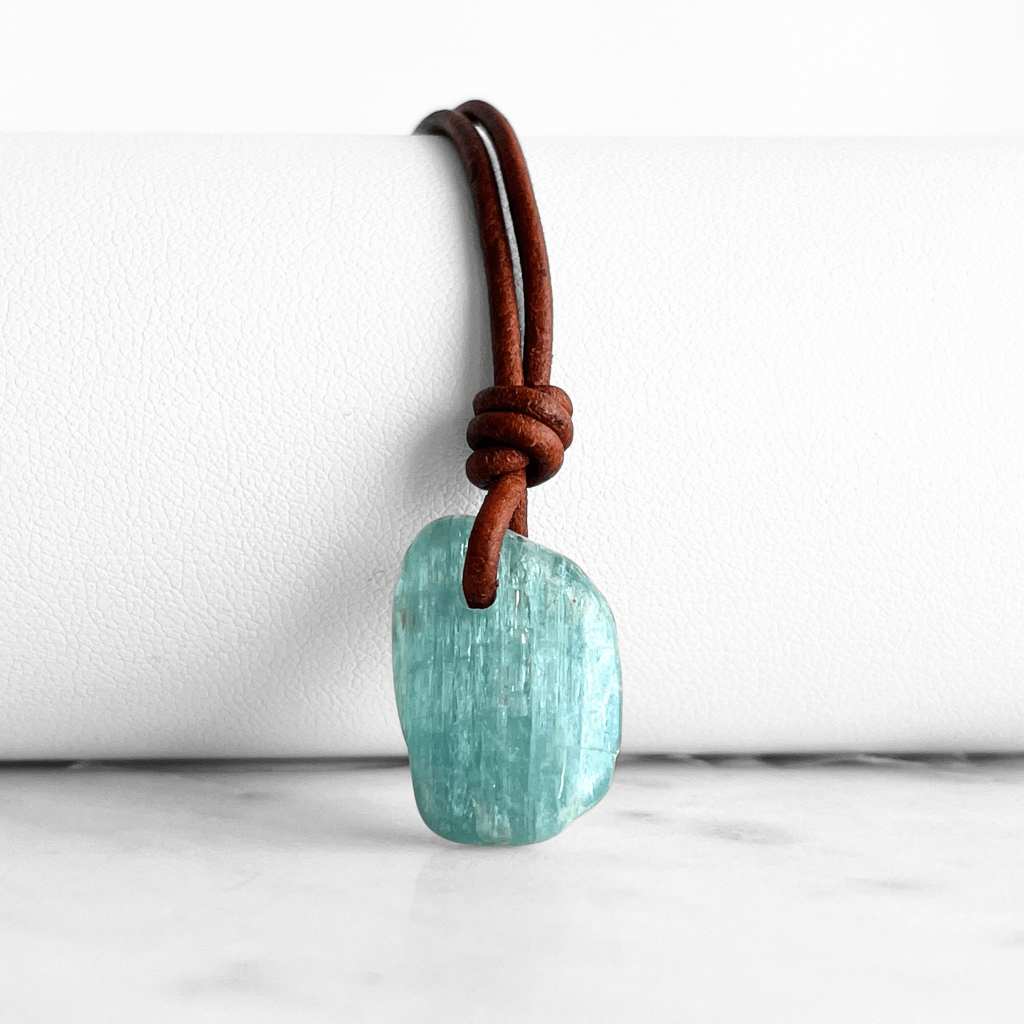 Oceanic Serenity: A delicate necklace featuring a small, natural aquamarine gemstone pendant, evoking the serene beauty of the ocean.