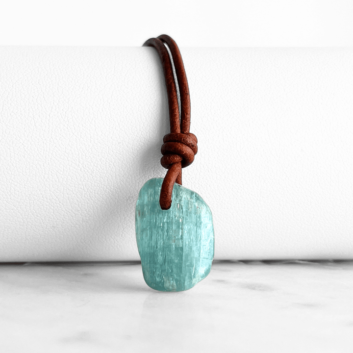 Oceanic Serenity: A delicate necklace featuring a small, natural aquamarine gemstone pendant, evoking the serene beauty of the ocean.