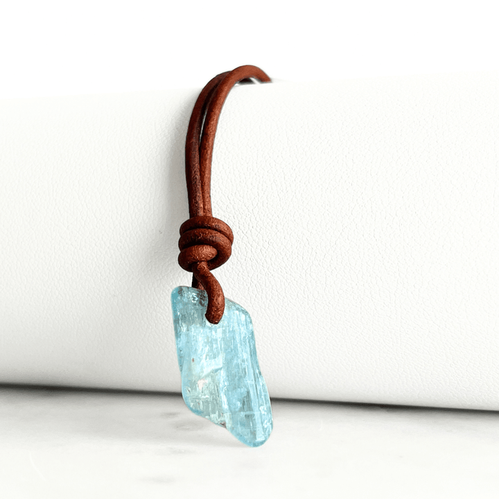 Serene Reflections: A pendant necklace showcasing a natural small aquamarine gemstone, echoing the calm and peaceful reflections of a tranquil surface.